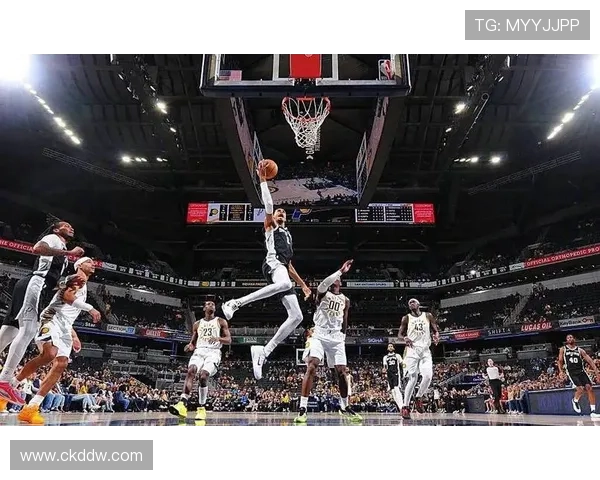 米切尔突破如虹飞身隔扣震撼全场展现超凡篮球技艺